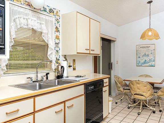 3rd image of 615 Grant Ct