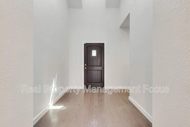 4 bed, 2.5 bath, 2407 sqft, $2,500 — Photo 2