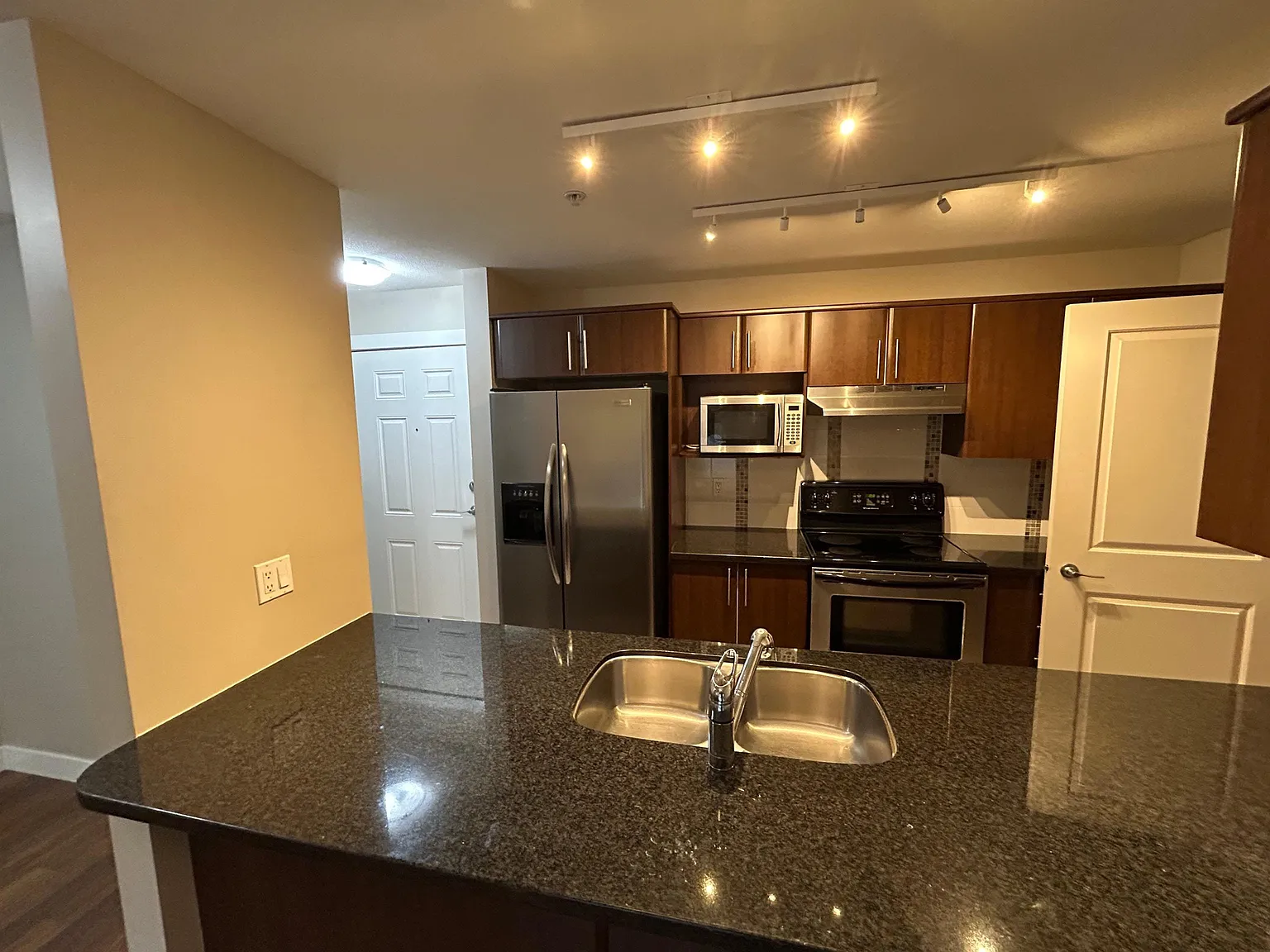 2 bed, 831 sqft, $2,400 — Photo 4
