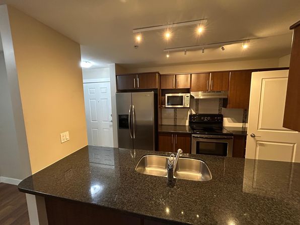 2 bedroom rental in Surrey — photo 4