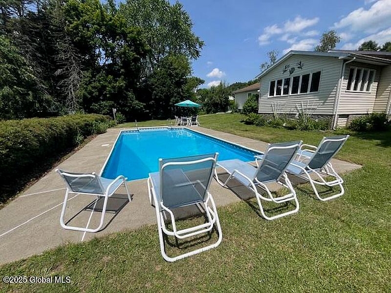 4th image of 329 Schodack Drive