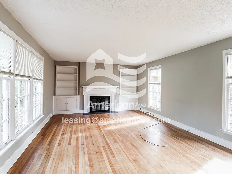 1539802_002_living_room_13635470.jpg