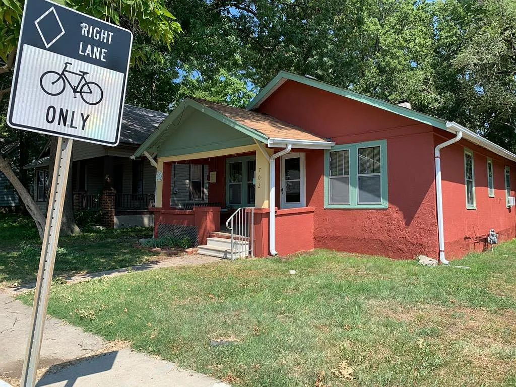 2 bed, 900 sqft, $1,025 — Photo 2