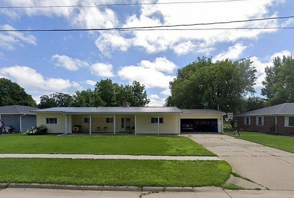 1st image of 625 W 8th St