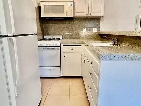 5th image of 73170 Tumbleweed Ln APT 4