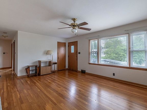 4th image of 3219 Raymond Dr