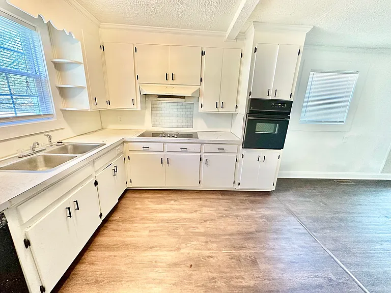 690 Robertson Rd E — Photo 4