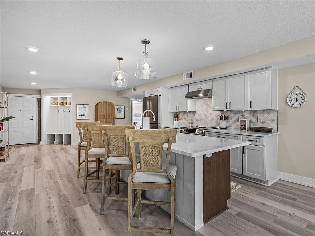 3 bed, 2.0 bath, 1600 sqft, $4,995 — Photo 1