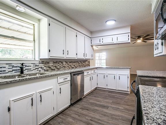 5th image of 101 Clover Dr