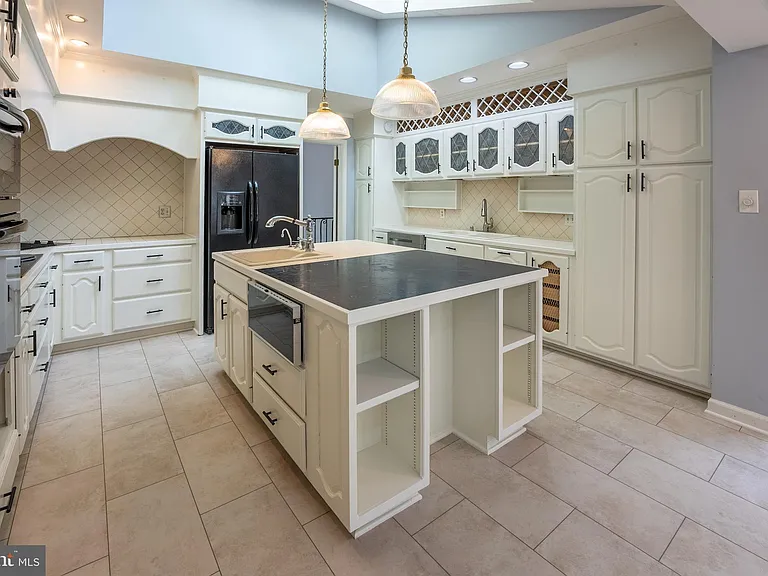 6438 Woodville Dr — Photo 2