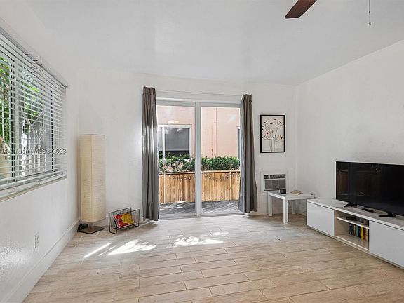 2nd image of 1115 Meridian Ave APT 3