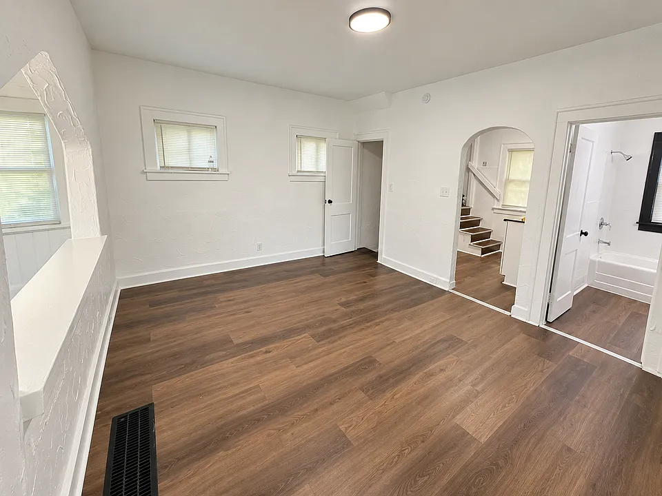 12512 Rexford Ave