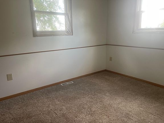 5th image of 721 Teal St N #1