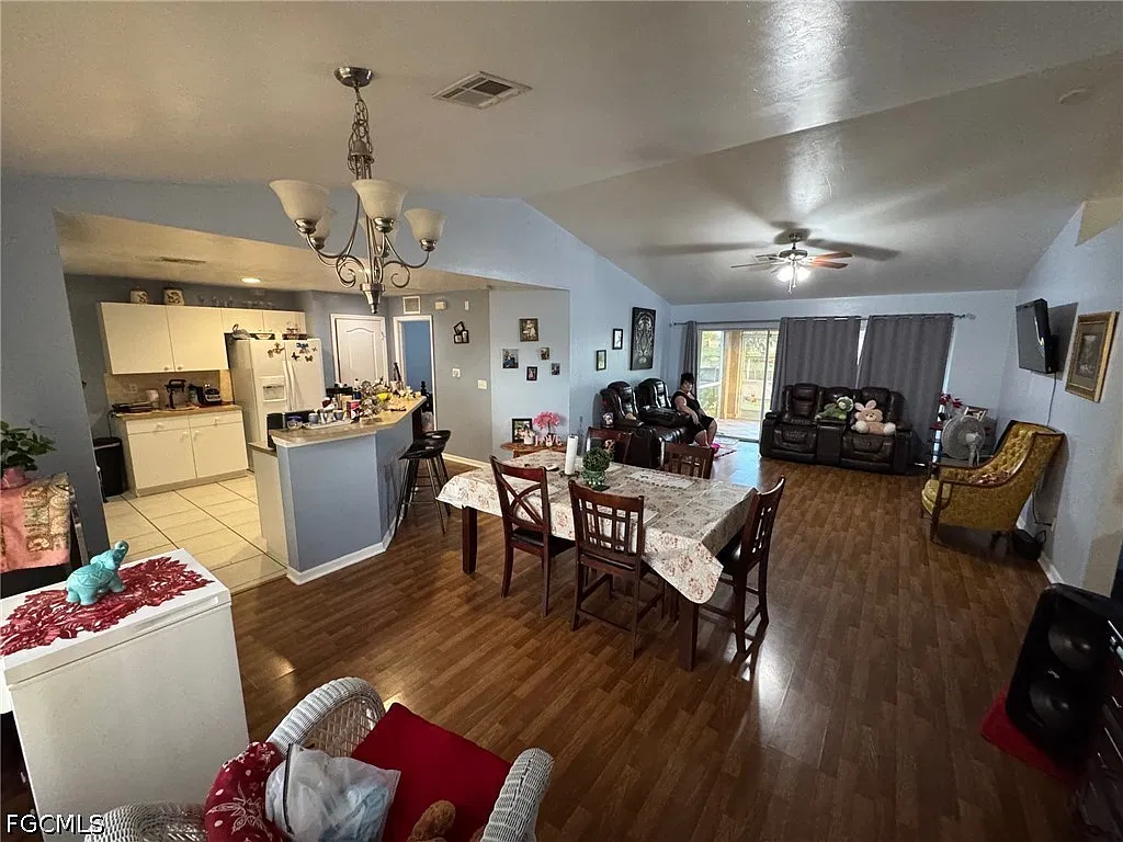 3 bed, 2.0 bath, 1408 sqft, $1,900 — Photo 4