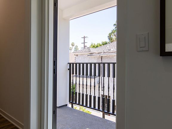 5th image of 332 N Oakhurst Dr #101