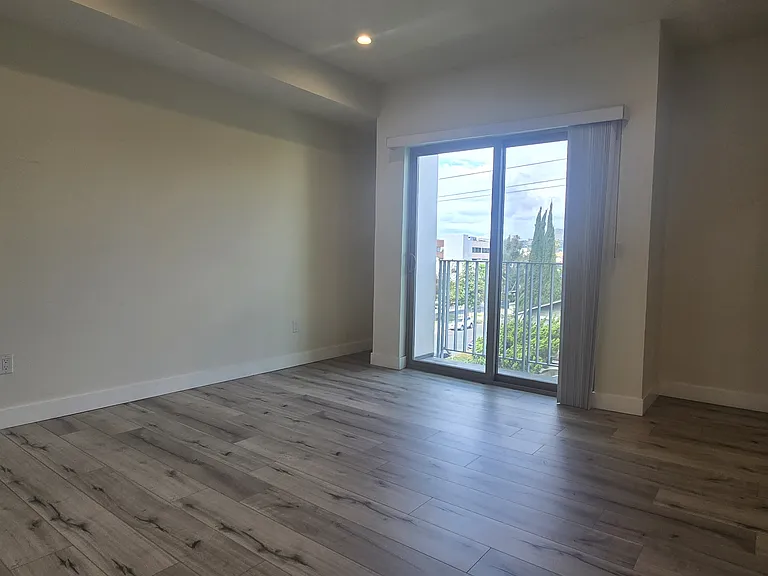 340 N Oxford Ave #401 — Photo 9