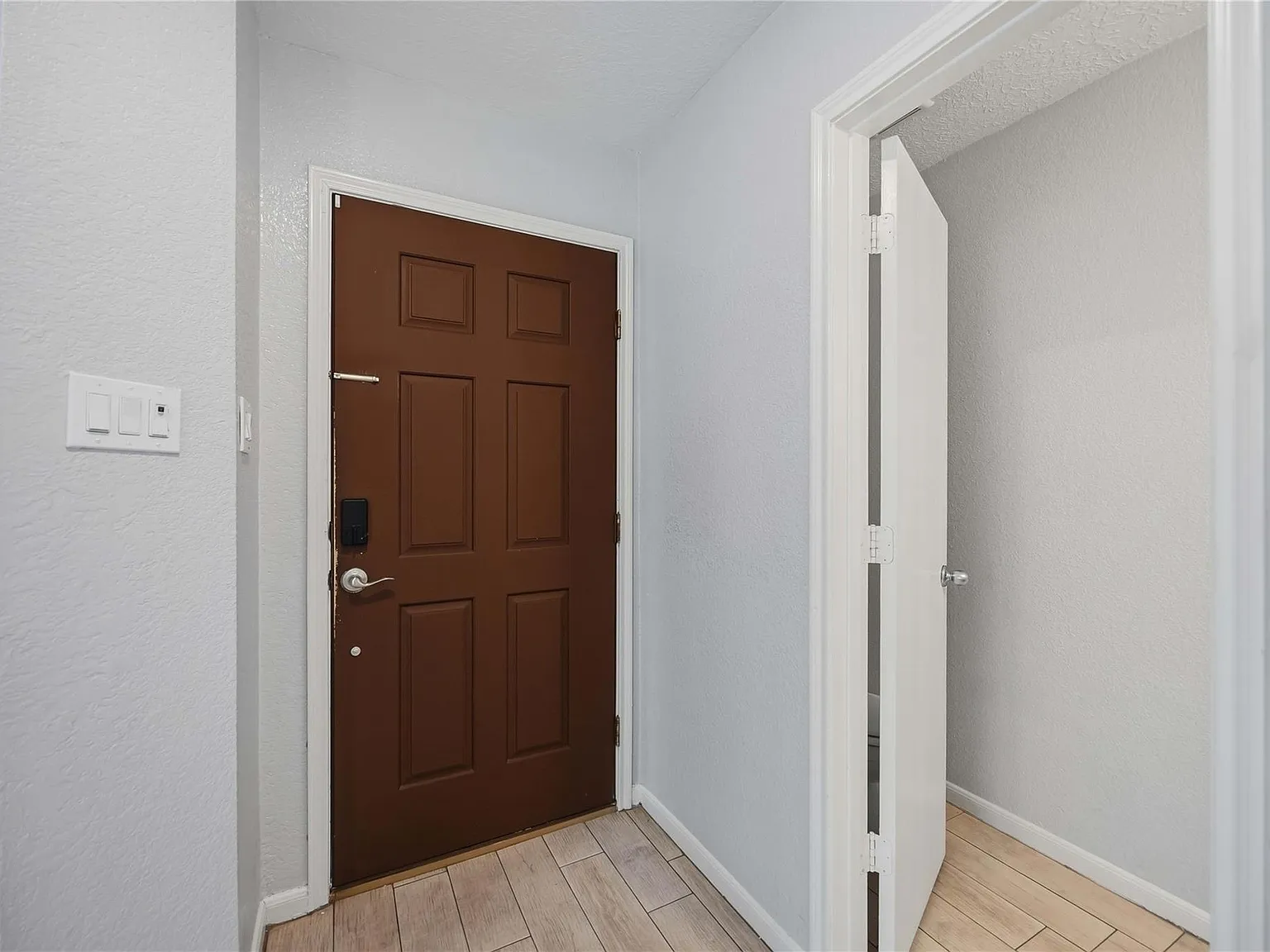 3 bed, 2.5 bath, 1817 sqft, $1,900 — Photo 3