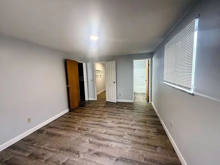 2000 Woodlawn Ave NW — Photo 8