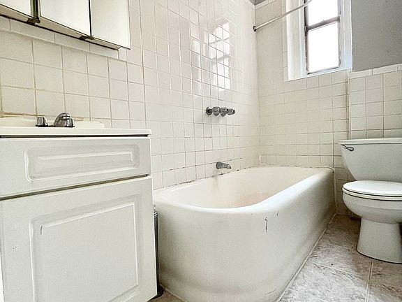 3rd image of 2121 Beekman Pl APT 5E