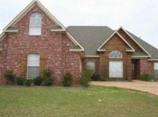 209 Crown Point Cir, Pearl, MS 39208