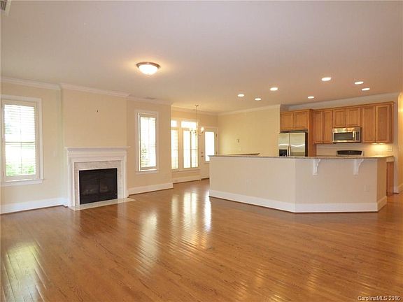 4th image of 1052 The Glen St #1052
