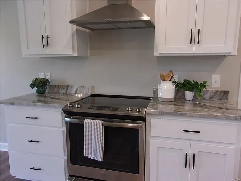 1102 Brooks Cir — Photo 11