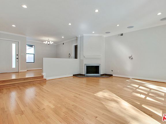 4th image of 3122 N Beachwood Dr
