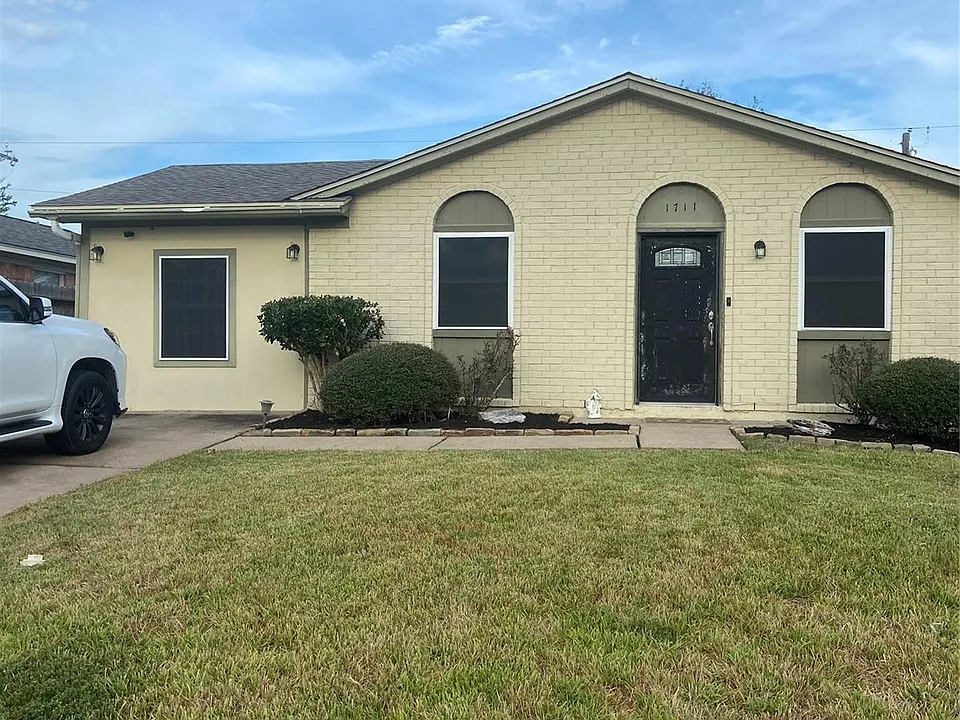 1711 Canary Cir