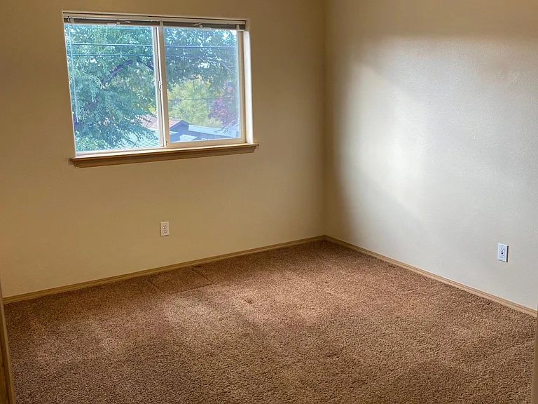 1031 Portland Ave #B — Photo 3
