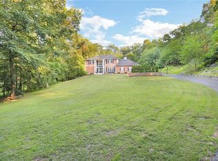 7 Coach Hl, Danbury, CT 06811