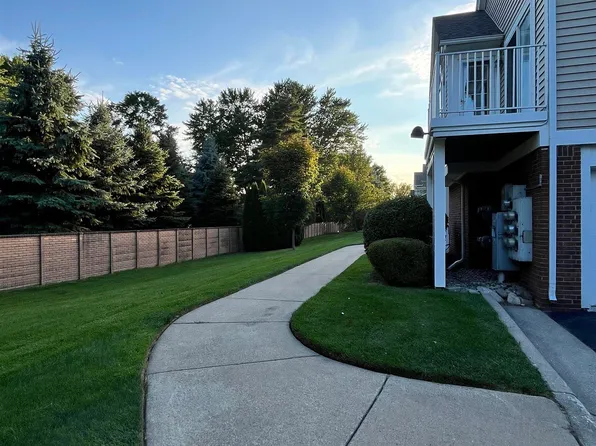 4372 Berkshire Dr, Sterling Heights, MI 48314