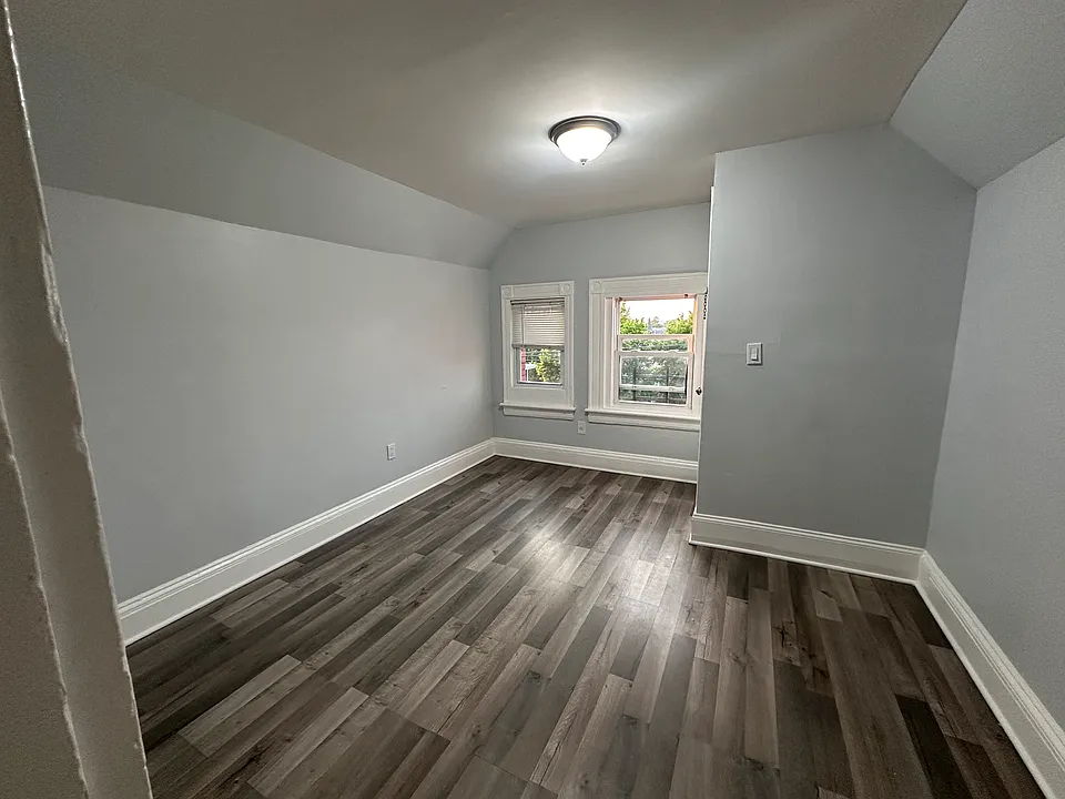 178 Clarence St #4