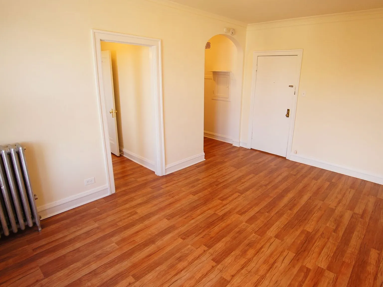 2534 N Sawyer Ave — Photo 2
