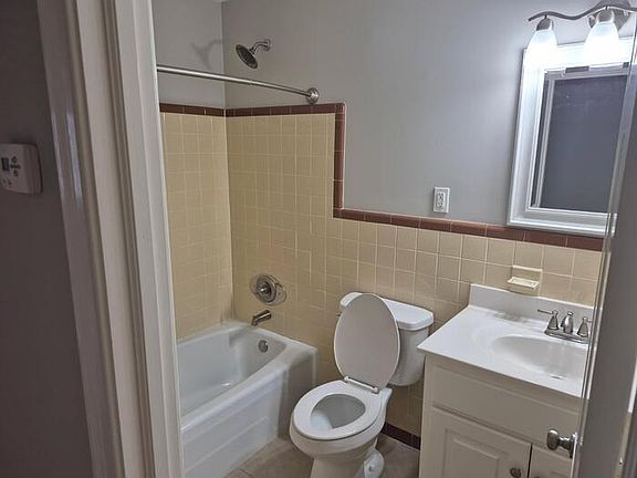 3rd image of 1808 Windsor St W