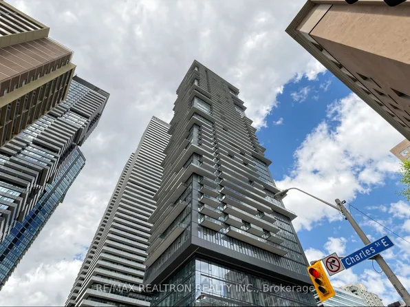 634 Church St #2110, Toronto, ON M4Y 0G9