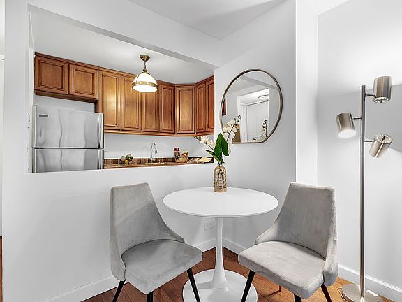 3rd image of 215 W 95th St APT 5R