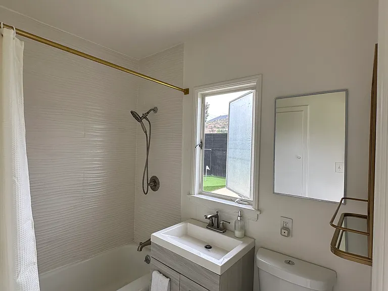 6752 Mulholland Dr — Photo 22