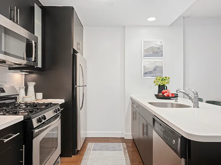 4134 Crescent St #2B — Photo 3
