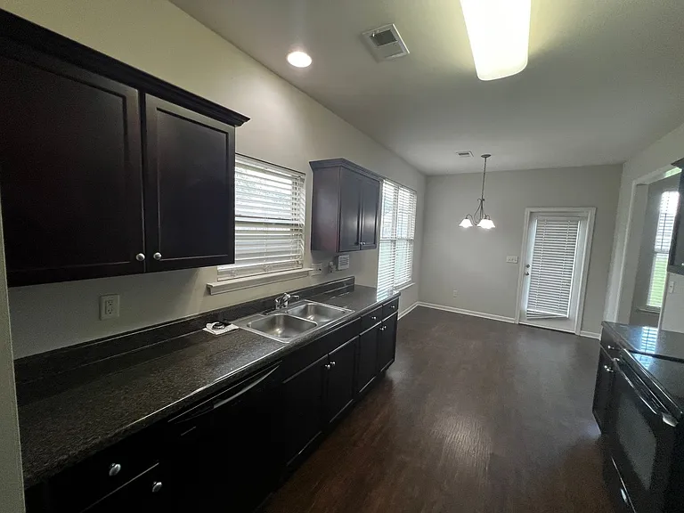 2208 Adkins Cir — Photo 14