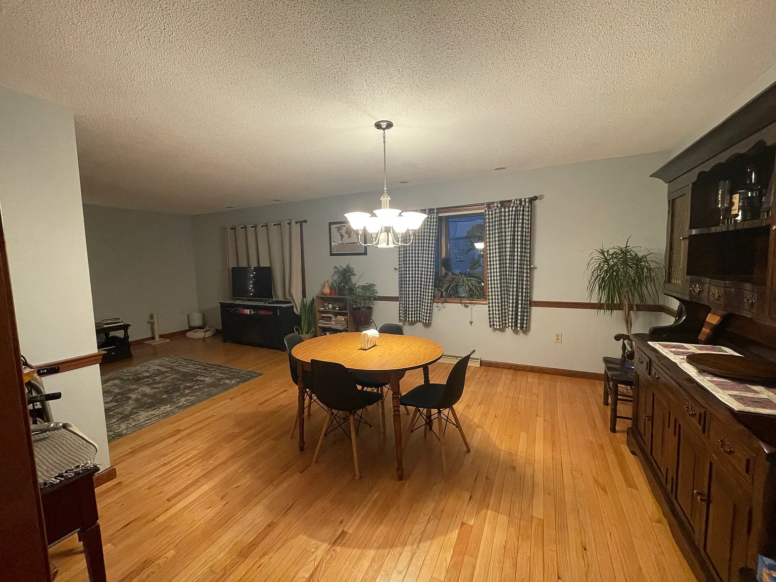 2 bed, 1200 sqft, $2,400 — Photo 3