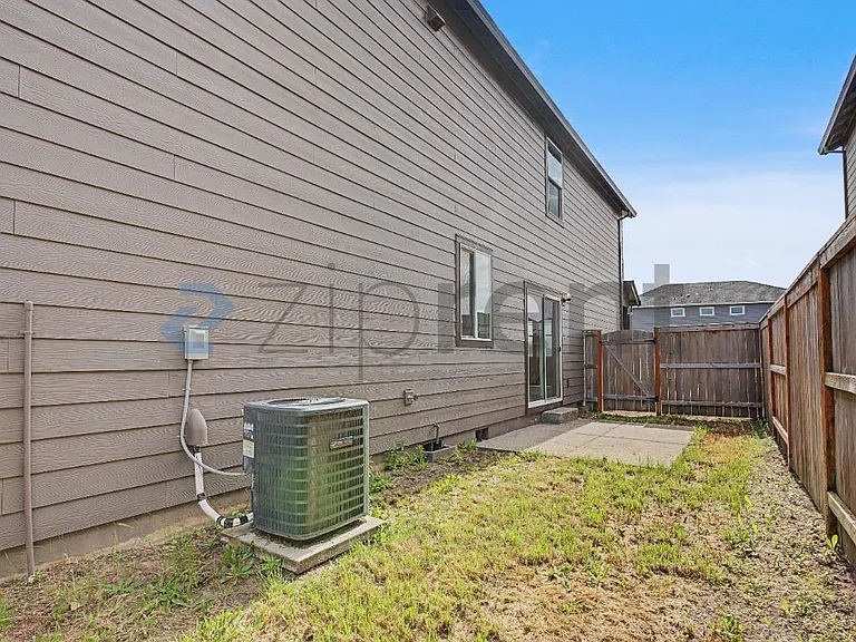 555 Stoller St — Photo 5