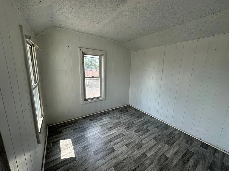 1065 Caulfield SW — Photo 9