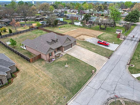 3rd image of 1420 Maybelle Dr