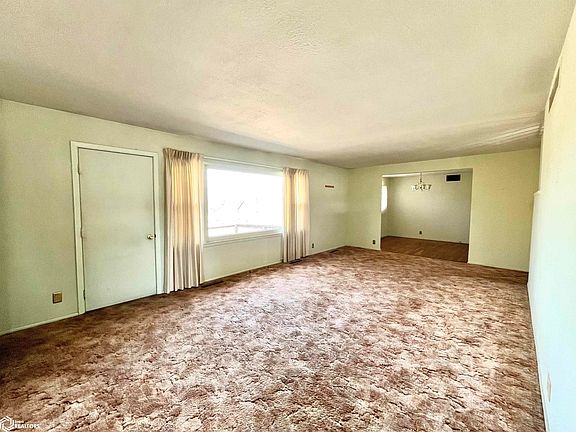 3rd image of 10 Fair Ridge Cir