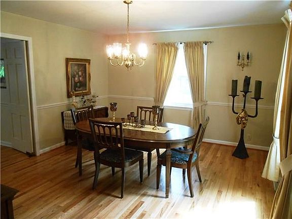 Dining room with chair rail