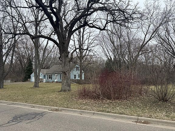 3rd image of 450 Niagara Ln N