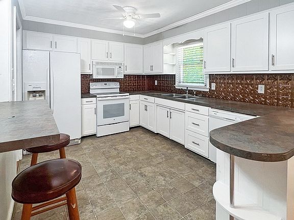 3rd image of 126 Starmont Dr