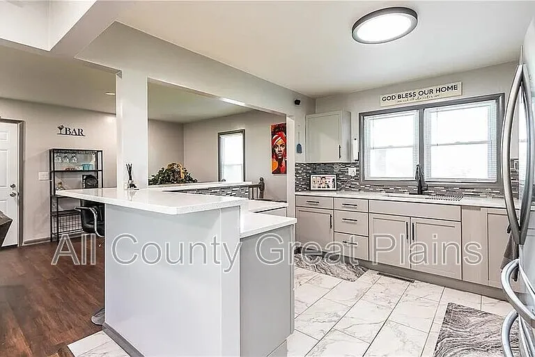 8707 E 74th Ter — Photo 3