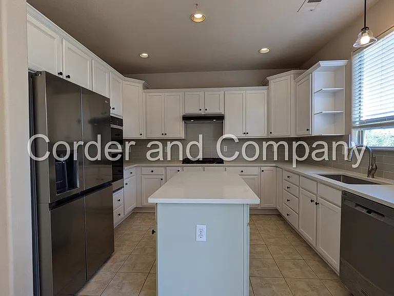8827 Hampton Ave NE — Photo 9
