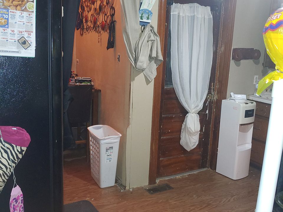2nd image of 5021 Elm St